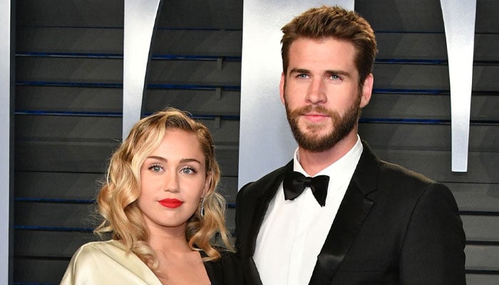 is miley cyrus with liam hemsworth