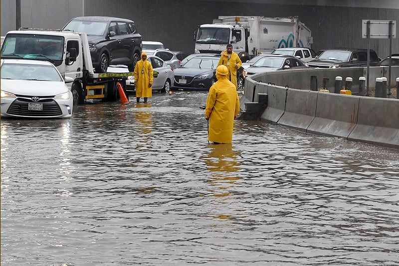 جدہ، سعودی عرب میں، 24 نومبر، 2022 کو شدید بارش کے بعد سیلاب زدہ سڑک سے گاڑیاں گزر رہی ہیں۔ - رائٹرز