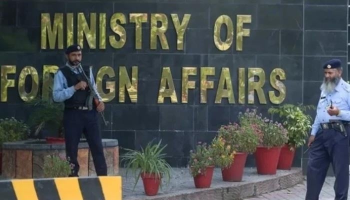 Image showing two security personnel standing guard outside the Ministry of Foreign Affairs (MOFA) in Islamabad. — AFP/ File