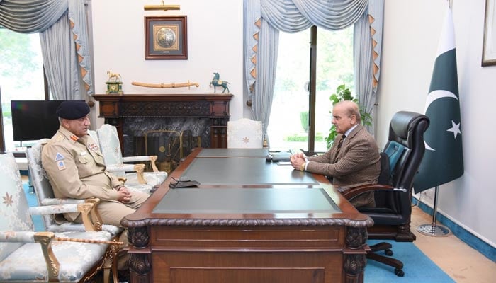Prime Minister Shehbaz Sharif (right) meets Chief of Army Staff  General Qamar Javed Bajwa at the Prime Ministers Office in Islamabad on November 28, 2022. — PM Office