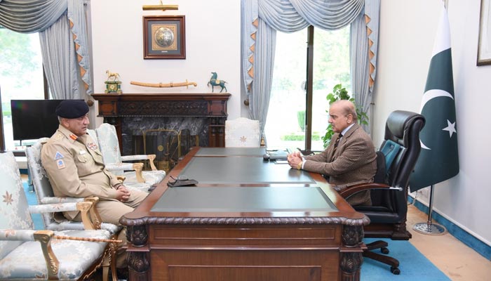 Prime Minister Shehbaz Sharif (right) meetsChief of Army Staff General Qamar Javed Bajwa at the Prime Ministers Office in Islamabad on November 28, 2022. — PM Office