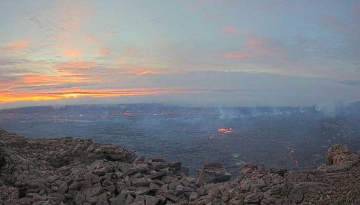 ہوائی کا ماونا لوا آتش فشاں تقریباً 40 سالوں میں پہلی بار پھٹ پڑا