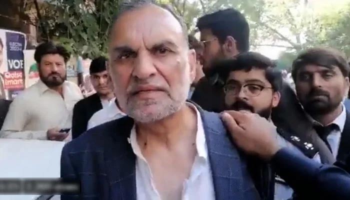 PTI senator Azam Swati being taken to court after being arrested in the controversial tweets case. -Screengrab