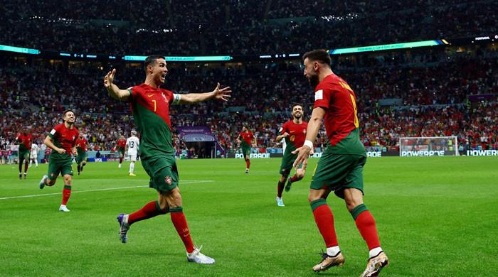 Fernandes double sends Portugal into World Cup knock-outs