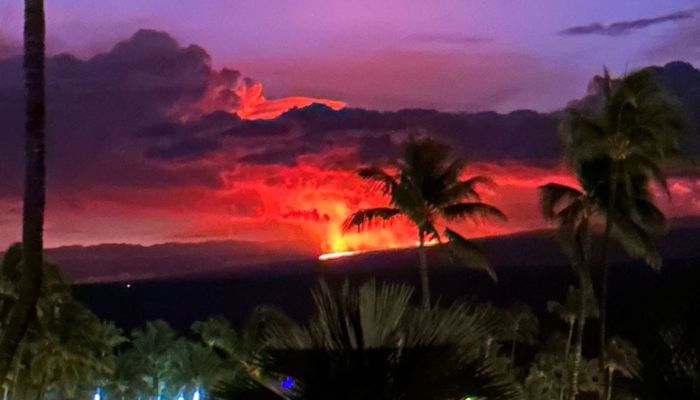 سوشل میڈیا سے حاصل کی گئی اس تصویر میں 28 نومبر 2022 کو ہوائی کے ماونا لوا آتش فشاں کے پھٹنے کو وائیکولوا گاؤں، ہوائی، یو ایس سے دیکھا جا سکتا ہے۔— Twitter @pfranci2