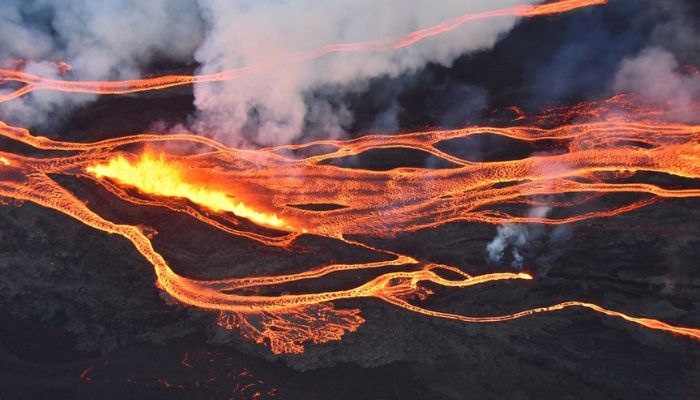 28 نومبر 2022 کو امریکی ریاست ہوائی میں مونا لوا آتش فشاں کے شمال مشرقی رفٹ زون کے پھٹنے کے دوران اوور فلائٹ کے دوران لی گئی فضائی تصویر۔- رائٹرز