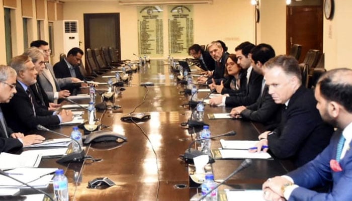 Finance Minister Ishaq Dar held a meeting withinstitutional investors at the Finance Division on November 29, 2022. PID