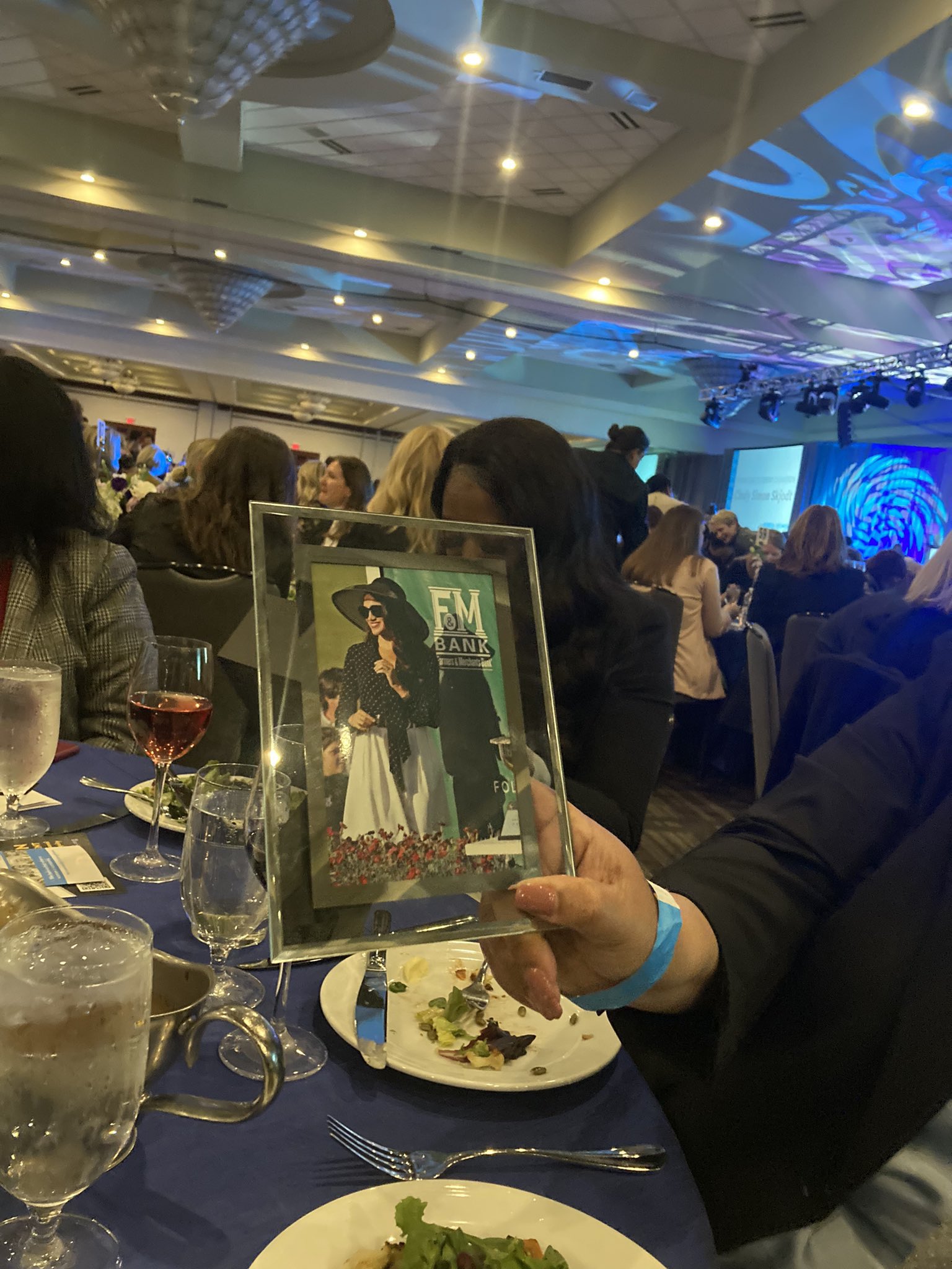 Meghan Markle se burló de sus fotos enmarcadas con Harry colocadas sobre mesas durante un evento benéfico