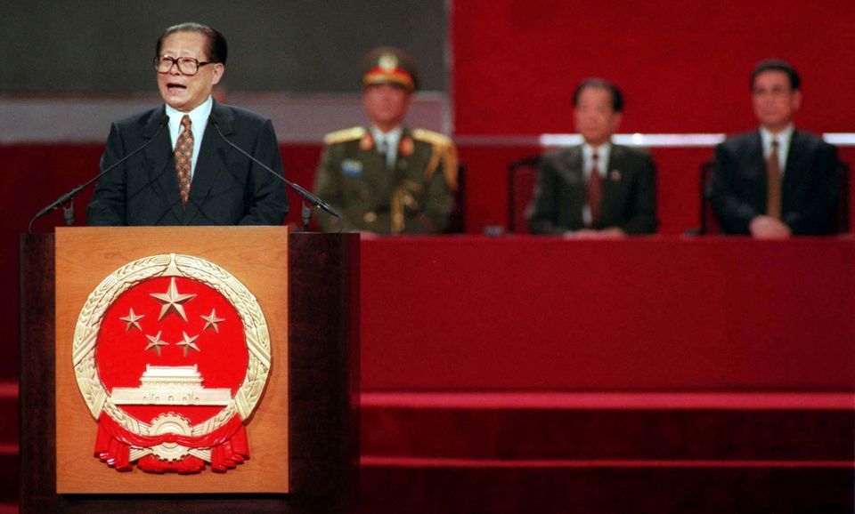 چین کے صدر جیانگ زیمن 1 جولائی 1997 کی آدھی رات کو ہانگ کانگ میں حوالگی کی تقریب کے دوران اپنی تقریر کر رہے ہیں۔— رائٹرز