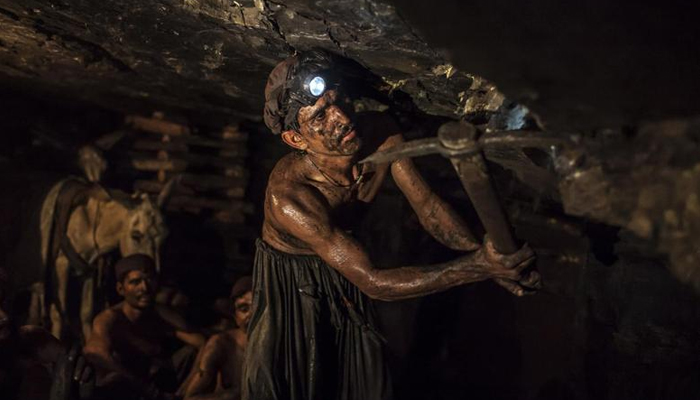 چوآ سیدن شاہ، صوبہ پنجاب، 29 اپریل 2014 کو کوئلے کی کان میں کام کرنے والا ایک کان کن۔ — رائٹرز