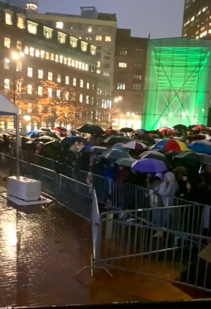 Hundreds of Americans gather to see Kate Middleton and Prince William in rain
