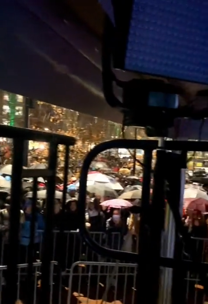 Hundreds of Americans gather to see Kate Middleton and Prince William in rain