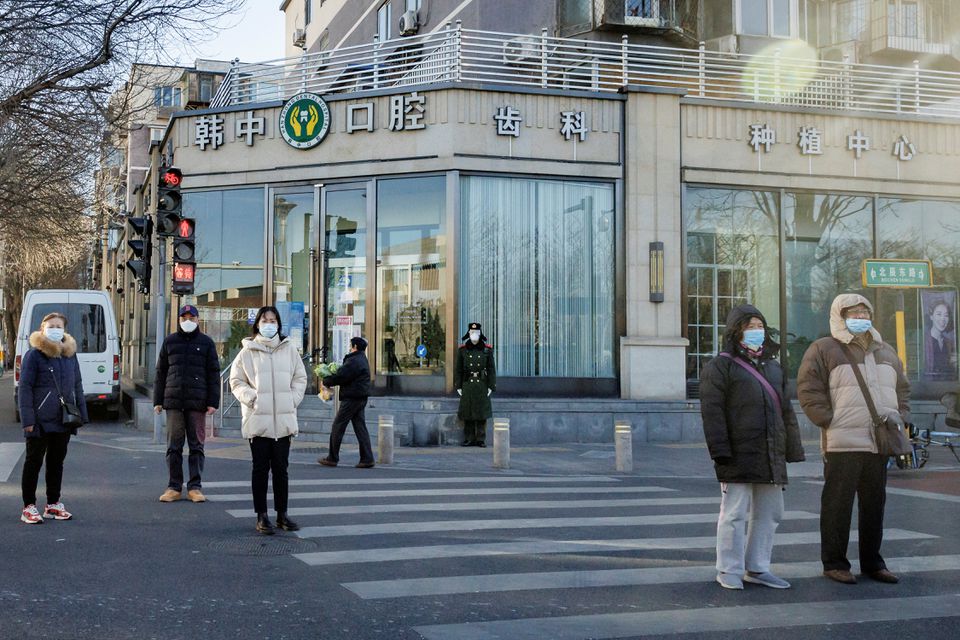 بیجنگ میں یکم دسمبر 2022 کو کورونا وائرس کی بیماری (COVID-19) کے پھیلنے کے دوران چینی پیپلز آرمڈ پولیس فورس کا ایک رکن چہرے کا ماسک پہنے ہوئے ہے۔— رائٹرز