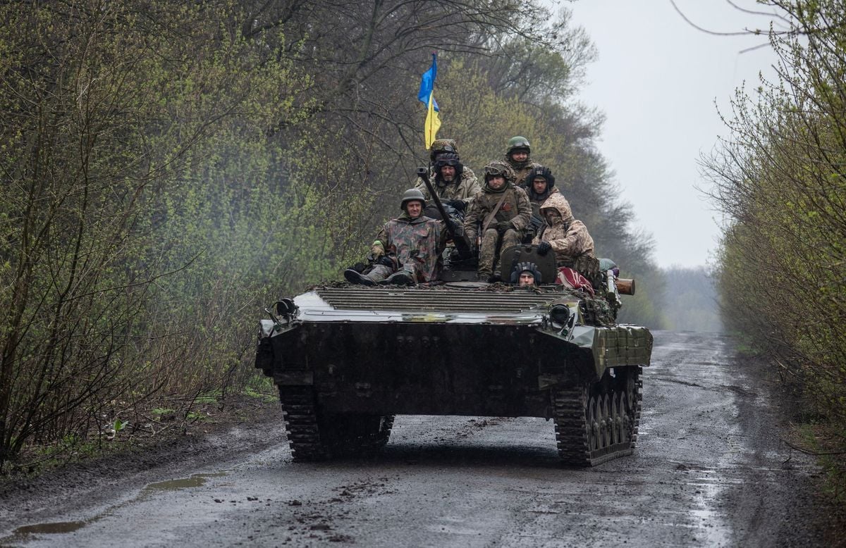 19 اپریل 2022 کو جاری ہونے والی تصویر میں، یوکرین کے فوجی مشرقی یوکرین میں ایک نامعلوم مقام پر بکتر بند لڑاکا گاڑی کے اوپر سوار ہیں۔- رائٹرز
