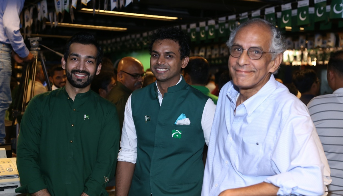 President of Geo and Jang Group Imran Aslam (right) poses along with Geo News anchorperson Muhammad Junaid (centre).