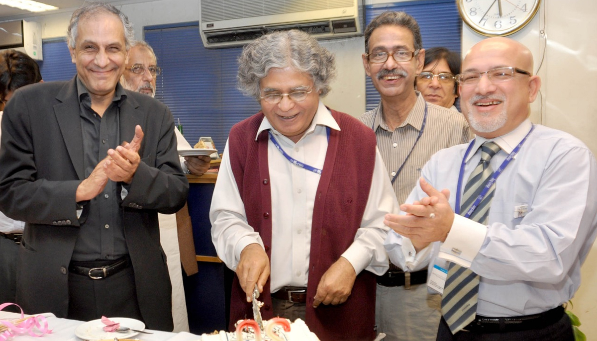 President of Geo and Jang Group Imran Aslam (left) claps along with other journalists, including Ghazi Salahuddin (centre), late editor The News Talat Aslam (second right), and Jang Groups Managing Director Shahrukh Hassan (right).