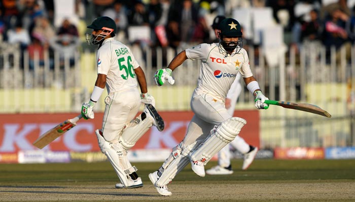 Pakistan diberhentikan untuk 579 saat Inggris memimpin dengan 78 dalam Tes pertama