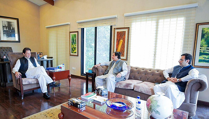 وزیراعلیٰ پنجاب چوہدری پرویز الٰہی نے 22 اگست 2022 کو پاکستان تحریک انصاف (پی ٹی آئی) کے چیئرمین عمران خان سے ملاقات کی۔— NNI