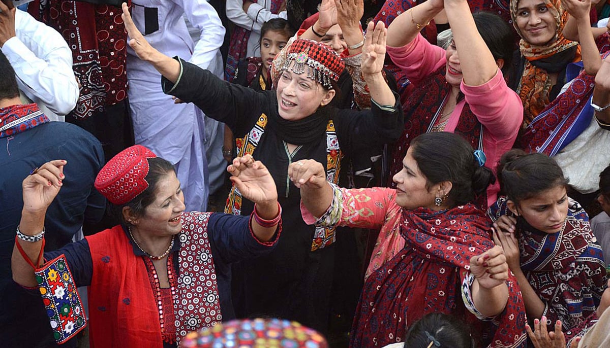 Women performing traditional dance on Sindhi cultural music during the occasion of Sindhi Cultural Day outside the Karachi Press Club on December 4, 2022. — APP