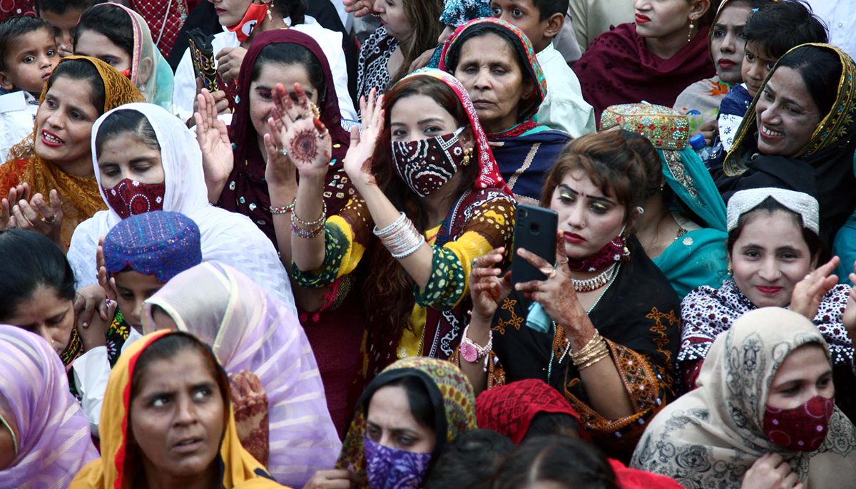 A large number of people can be seen wearing Sindh traditional dresses as they hold a celebration demonstration in connection relation to Sindhi Culture Day in Karachi on December 04, 2022. — PPI