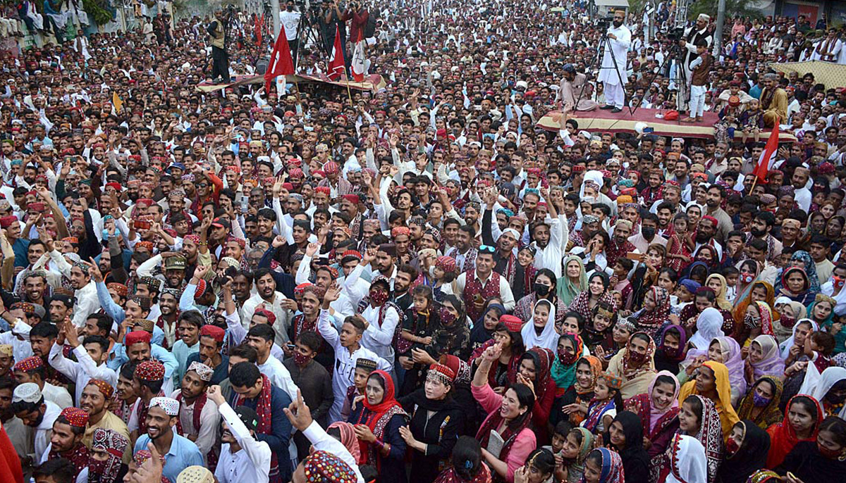 A large number of people can be attending a program on the occasion of Sindhi Cultural Day outside the Karachi Press Club on December 4, 2022. — APP
