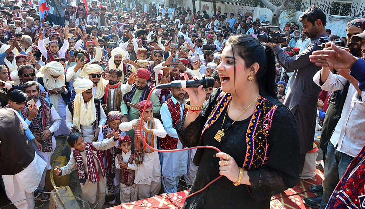 4 دسمبر 2022 کو حیدرآباد میں سندھ کے ثقافتی دن کے موقع پر ثقافتی پروگرام میں ایک گلوکار اسٹیج پر سندھی گانا پیش کر رہا ہے۔ - اے پی پی