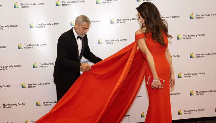 George Clooney memberikan isyarat manis kepada istri Amal Clooney di karpet merah