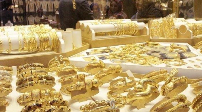Gold scales to new peak of Rs164,000 per tola in Pakistan