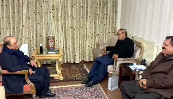 PPP Co-chairperson Asif Ali Zardari (L) and PML-Q President Chaudhry Shujaat Hussain (C) holding talks in Islamabad on December 5, 2022. — Jang