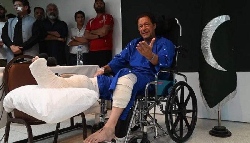 سابق وزیر اعظم عمران خان وزیر آباد کے قریب اپنے لانگ مارچ کے دوران ان پر قاتلانہ حملے کے ایک دن بعد 4 نومبر 2022 کو لاہور کے ایک ہسپتال میں میڈیا کے نمائندوں سے گفتگو کر رہے ہیں۔  - اے ایف پی