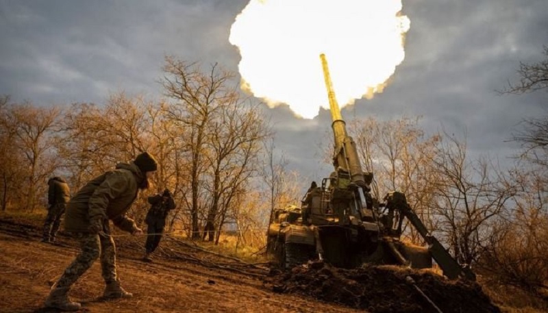 Ukrainian servicemen fire a 2S7 Pion self-propelled gun at a position, as Russias attack on Ukraine continues, on a frontline in Kherson region, Ukraine November 9, 2022.— Reuters