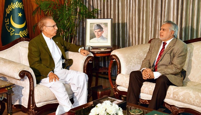 Federal Minister for Finance Senator Mohammad Ishaq Dar speaks to President Arif Alvi during a meeting at the Aiwan-e-Sadar on December 7, 2022. — Finance Division