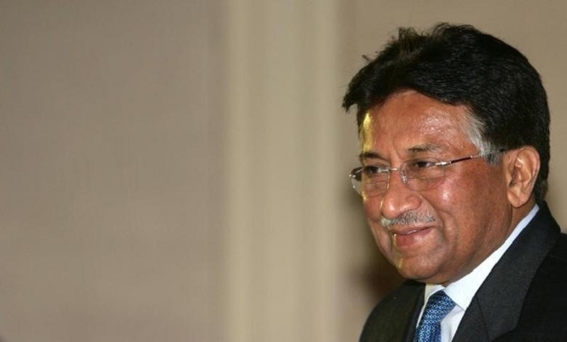 پاکستان کے سابق صدر پرویز مشرف 8 مارچ 2009 کو نئی دہلی میں ایک بزنس میٹنگ کے دوران مسکرا رہے ہیں۔- رائٹرز
