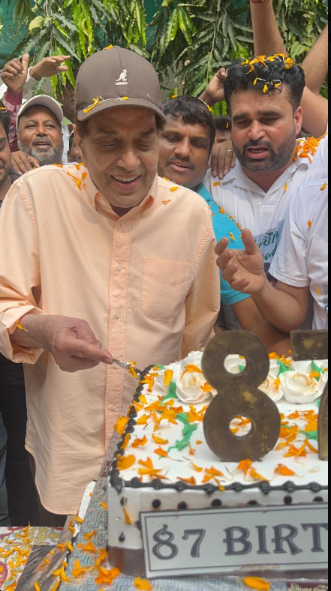 Dharmendra celebrates his 87th birthday with family and fans