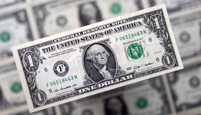 Uang kertas dolar AS ditampilkan dalam ilustrasi yang diambil, 14 Februari 2022.— Reuters