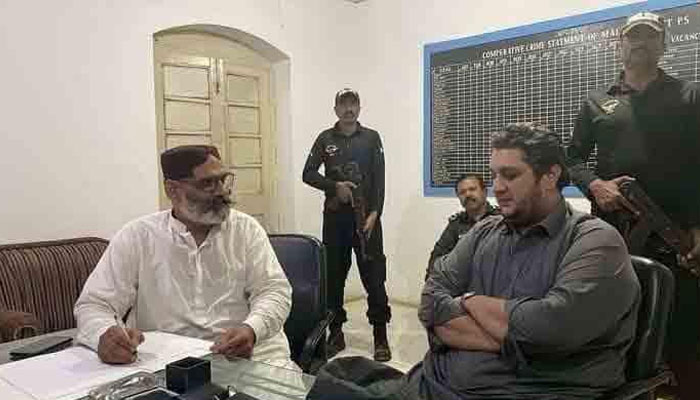 پی پی پی کے ایم پی اے جام اویس (دائیں) ناظم جوکھیو قتل کیس میں گرفتاری کے بعد بیان کے لیے پولیس اسٹیشن میں بیٹھے دکھائی دے رہے ہیں۔  — Twitter/@Xadeejournalist