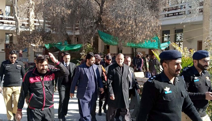 PTI leader Azam Swati being escorted by Balochistan Police outside a court in Quetta. — PPI/Files