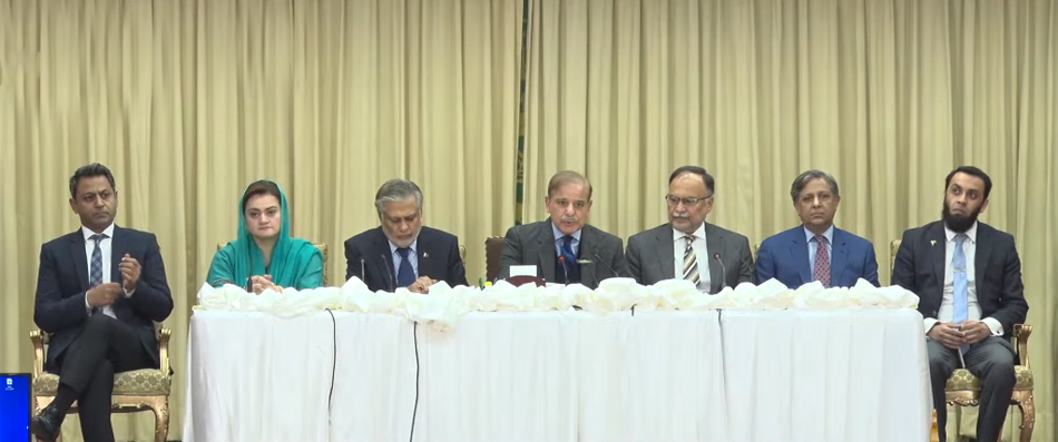 PM Shehbaz castigates Imran for 'heartless approach' in Daily Mail case roz dunya news