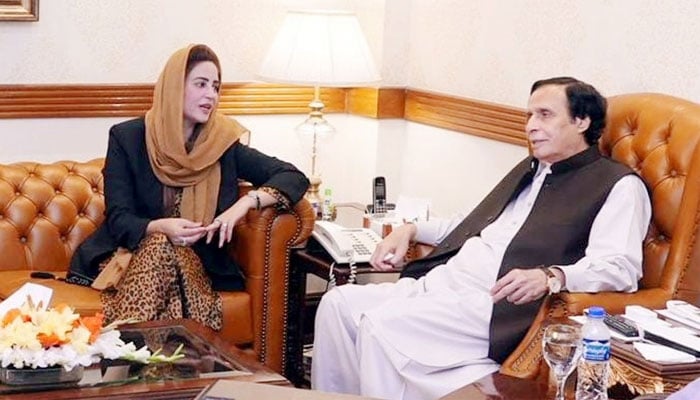 PTI leader and former federal minister Zartaj Gul calls on Punjab CM Chaudhry Pervez Elahi. — Twitter/@ChParvezElahi