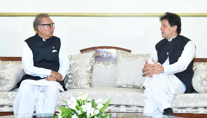 President Arif Alvi (L) meeting with Pakistan Tehreek-e-Insaf Chairman and former prime minister Imran Khan (R) in this undated picture. — Twitter/File
