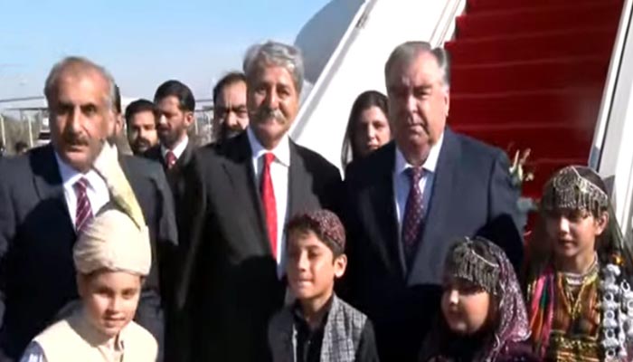 President of Tajikistan Emomali Rahmon being welcomed by Commerce Minister Naveed Qamar in Islamabad on December 14, 2022. — Radio Pakistan