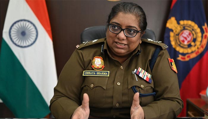 6 دسمبر 2022 کو لی گئی اس تصویر میں، چھایا شرما، جوائنٹ کمشنر آف پولیس - ایسٹرن رینج دہلی، نئی دہلی میں اپنے دفتر میں اے ایف پی کے ساتھ ایک انٹرویو کے دوران بات کر رہی ہیں۔  - اے ایف پی