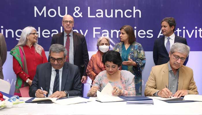 USAID Mission Director Reed Aeschliman and Sindh Minister for Health and Population Dr Azra Fazal Pechuho sign Building Health Families Activity programme on December 14, 2022. — USAID