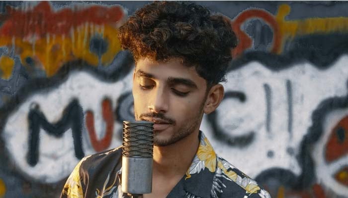 Kaifi Khalil sings ‘Kahani Suno’ for Ahsan Khan