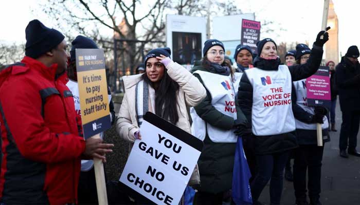 [4/6] NHS nurses display signs at a strike, due to a dispute with the government over pay, outside St Thomas Hospital in London, Britain December 15, 2022. REUTERS/Henry Nicholls