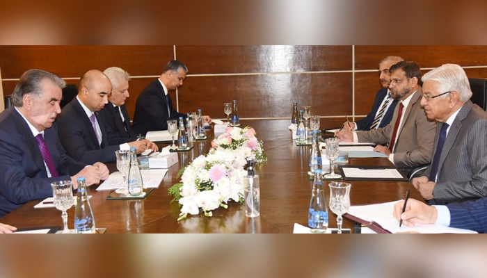Minister for Defence Khawaja Asif and Tajikistan President Emomali Rahm meet in Islamabad on December 15, 2022. — PID