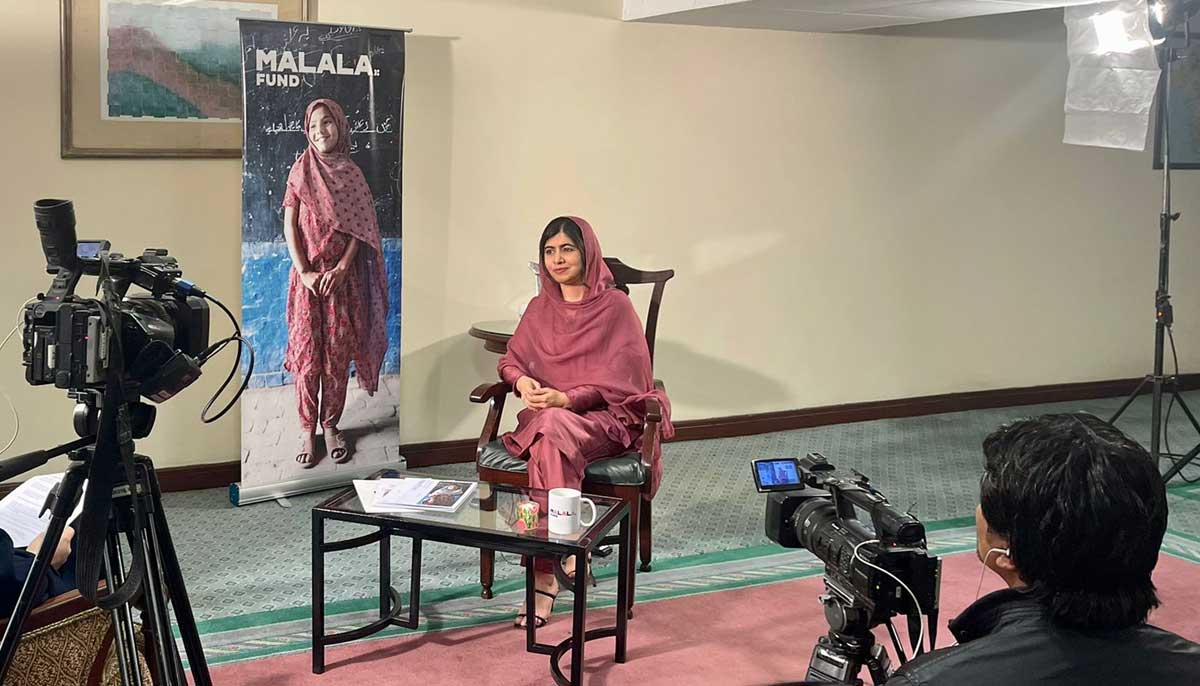 ملالہ پاکستان میں ملالہ فنڈز کے کام کے بارے میں میڈیا سے گفتگو کر رہی ہیں۔  — Twitter/@MalalaFundPK