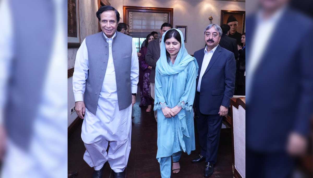 ملالہ اور وزیراعلیٰ پنجاب پرویز الٰہی وزیراعلیٰ ہاؤس میں ملاقات سے پہلے ایک ساتھ چل رہے ہیں۔  — Twitter/@MalalaFundPK