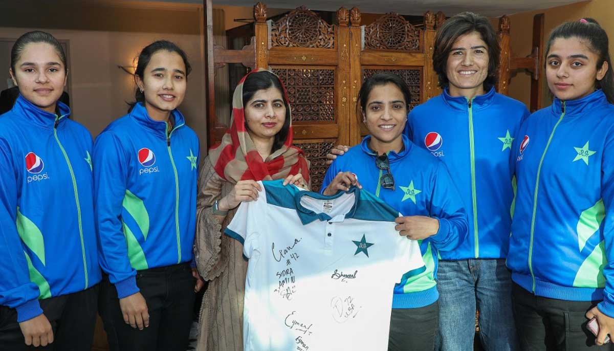 پاکستان کی خواتین کرکٹرز دورہ لاہور کے دوران ملالہ سے ملاقات کر رہی ہیں۔  — Twitter/@RealPCB
