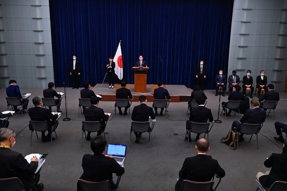 جاپان کے وزیر اعظم فومیو کشیدا 16 دسمبر 2022 کو ٹوکیو، جاپان میں ایک پریس کانفرنس میں شرکت کر رہے ہیں، جس میں قومی سلامتی کی حکمت عملی، آج کے عالمی بحران میں جاپان کو درپیش سیاسی اور سماجی مسائل جیسے کچھ موضوعات پر خطاب کیا گیا۔— رائٹرز